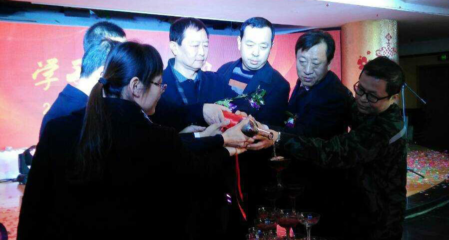 河北燕赵蓝天板业集团领导开启香槟酒祝贺年会越办越好 彩钢板厂家就是好啊.jpg