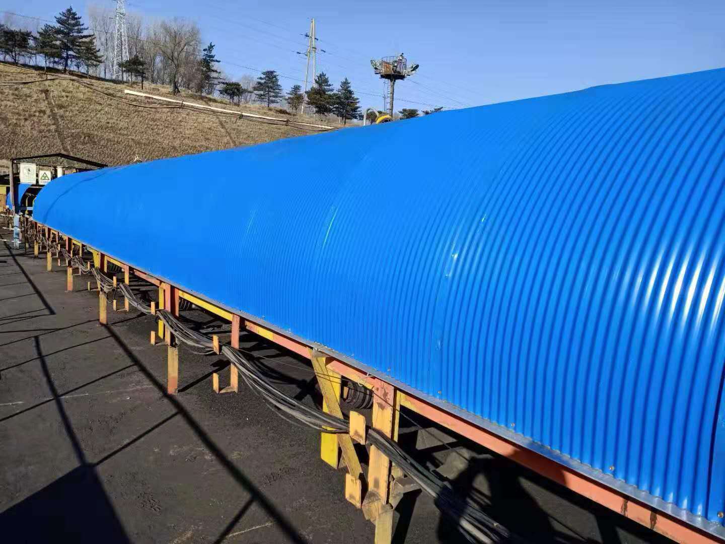 输送带防尘罩与防雨罩-彩钢瓦雨棚防雨罩-河北蓝天彩涂钢板厂家
